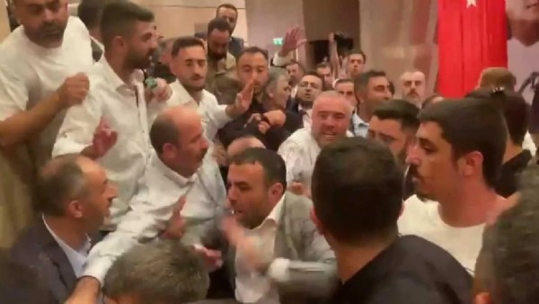 CHP’de meydan harbi! Kongreler savaş alanına döndü yumruklar konuştu